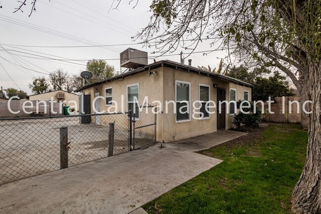 343-345 E Marengo Ave in Shafter, CA - Building Photo - Building Photo