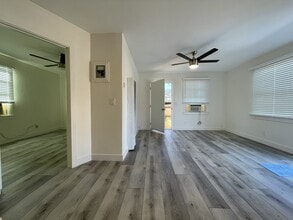 361 Cedar St in El Cajon, CA - Foto de edificio - Building Photo