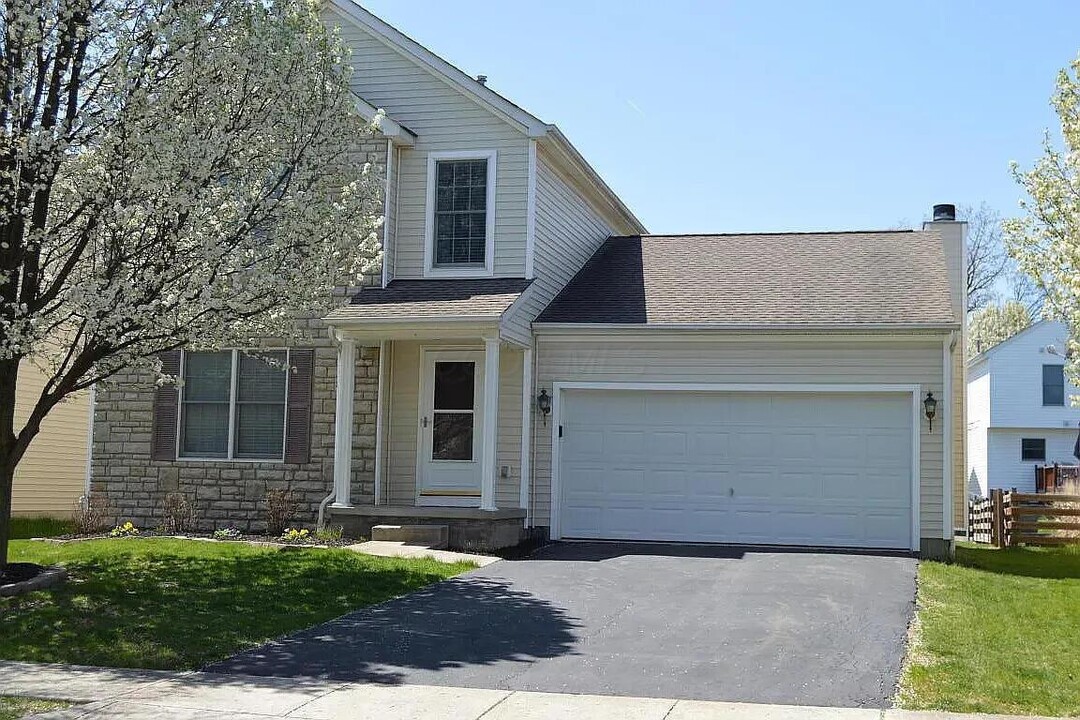 8619 Clover Glade Dr in Lewis Center, OH - Building Photo