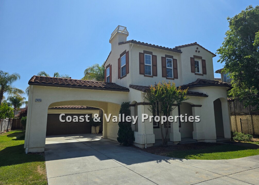 2495 Muirfield Way in Gilroy, CA - Building Photo