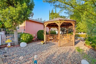 22259 Kittridge St in Los Angeles, CA - Building Photo - Building Photo
