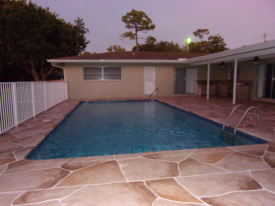 4739 Square Lake Dr in Palm Beach Gardens, FL - Building Photo