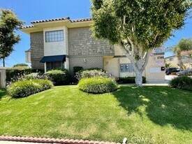 17181 Elm Lane, Unit E in Huntington Beach, CA - Building Photo