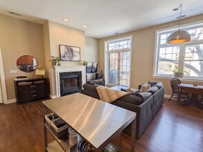 1803 W Thomas St, Unit APT 6 in Chicago, IL - Building Photo - Building Photo