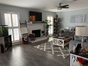 304 Hollyfax Cir, Unit 304 in Atlanta, GA - Building Photo - Building Photo