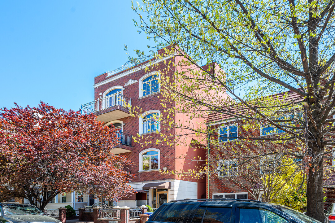 2569 38th St in Astoria, NY - Foto de edificio