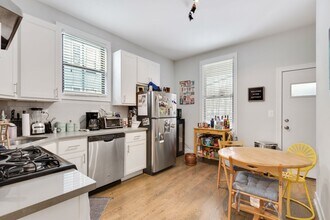 3250 N Lakewood Ave, Unit 1 in Chicago, IL - Building Photo - Building Photo