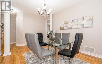 24 Cozens Dr in Richmond Hill, ON - Building Photo - Building Photo