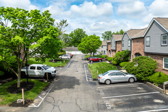 Charleston Place in Columbus, OH - Building Photo - Building Photo