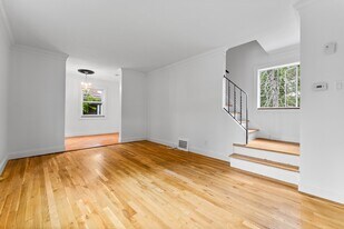 947 Brintell St in Pittsburgh, PA - Building Photo