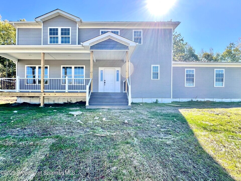 105 Black Walnut Dr in Olyphant, PA - Foto de edificio