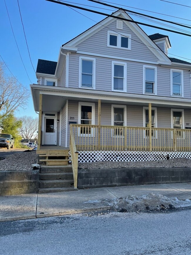 215-217 Cleveland Ave in Waynesboro, PA - Building Photo - Building Photo