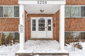 5208 Lee Rd in Maple Heights, OH - Building Photo - Building Photo