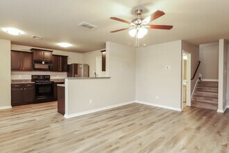 6427 Woodcliff Bnd in San Antonio, TX - Foto de edificio - Building Photo