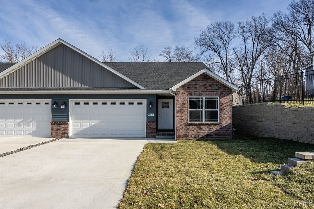 652 N Kansas St in Edwardsville, IL - Building Photo