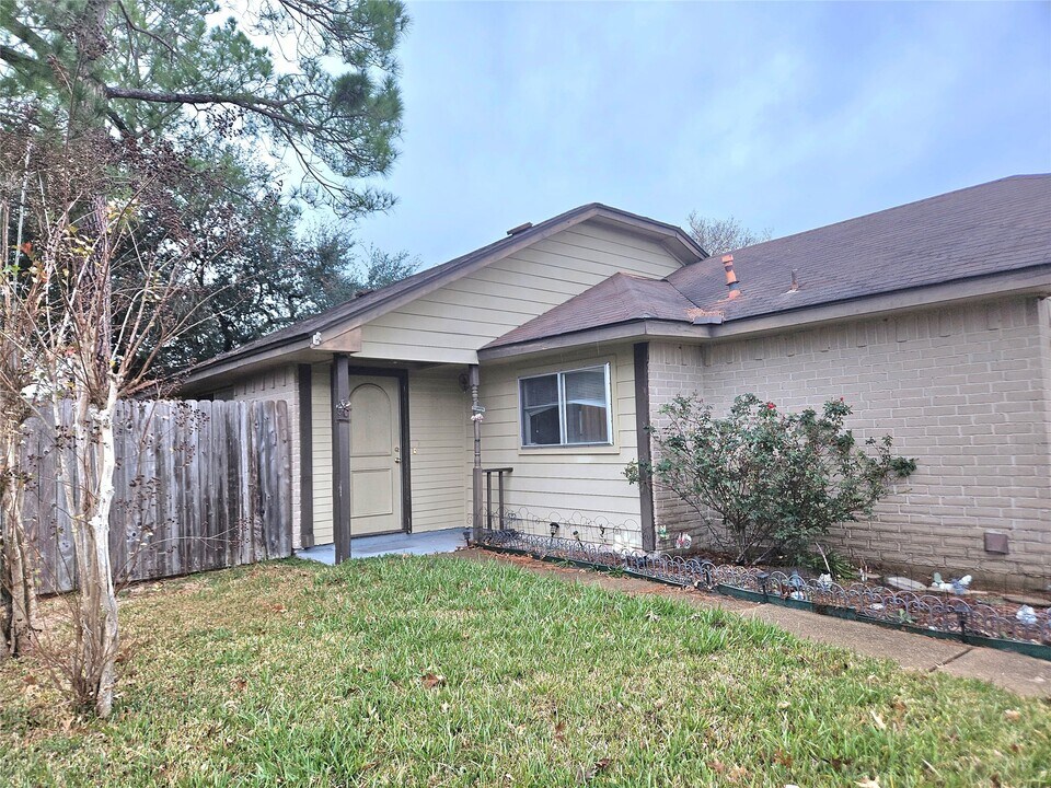 10810 Parkland Woods Dr in Sugar Land, TX - Building Photo