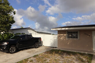 17045 NW 87th Ave in Hialeah, FL - Building Photo - Building Photo