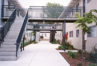 Maryce Freelen Apartments in Mountain View, CA - Foto de edificio - Building Photo