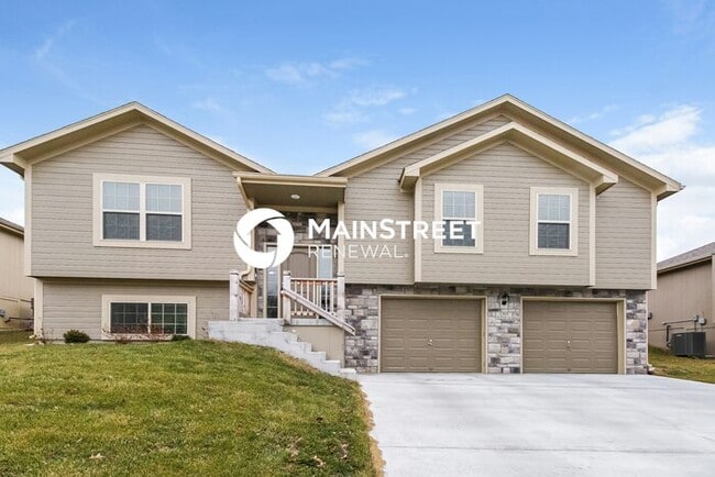 1305 NW Hilltop Ln in Grain Valley, MO - Building Photo - Building Photo