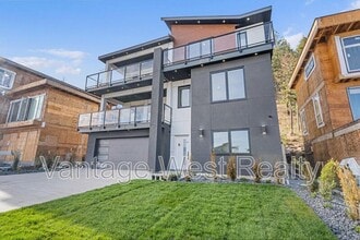 3738 Astoria Dr in West Kelowna, BC - Building Photo - Building Photo