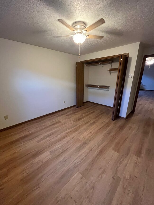 1115 Skyline Dr in Marshall, MN - Foto de edificio - Building Photo