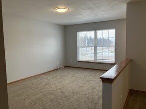 1442 Oriole Dr in Hartford, WI - Building Photo - Building Photo