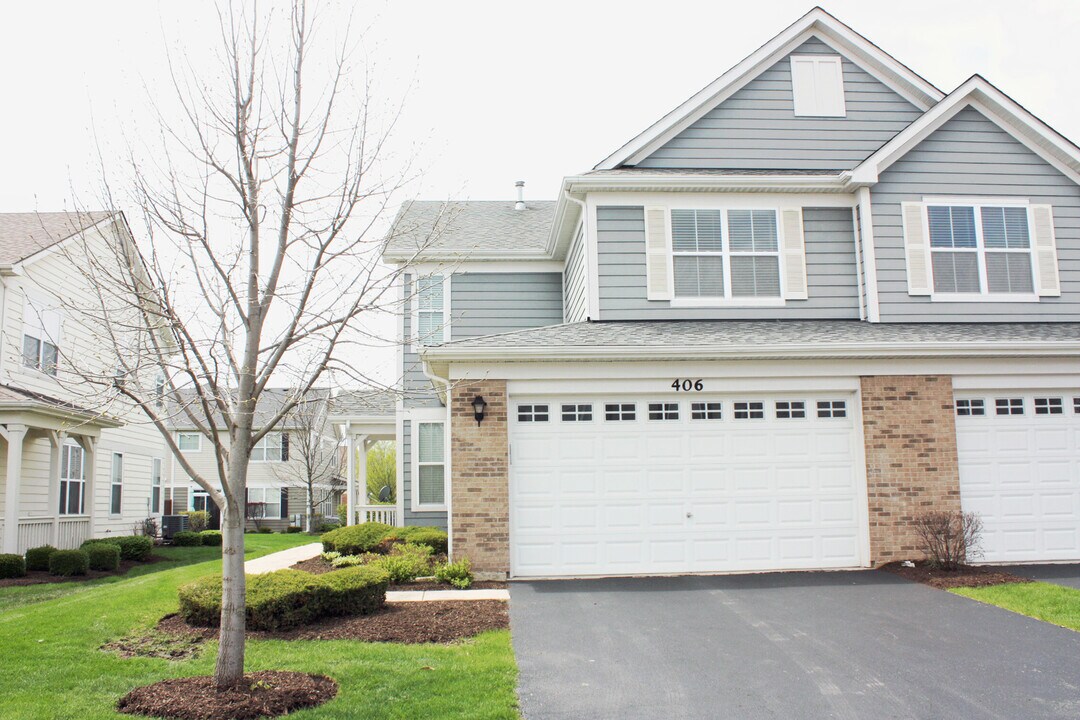 406 Blackstone Ave in Elgin, IL - Building Photo