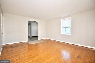8035 Pine Rd in Philadelphia, PA - Building Photo - Building Photo
