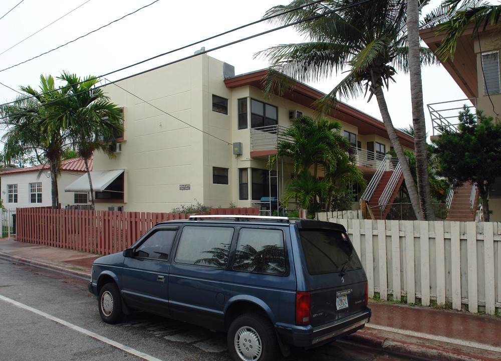 8321 Crespi Blvd in Miami Beach, FL - Foto de edificio