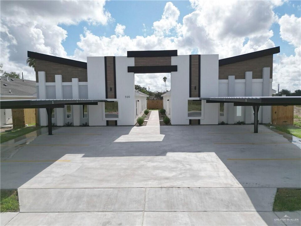 15 N Alexandrite Ave in Edinburg, TX - Foto de edificio