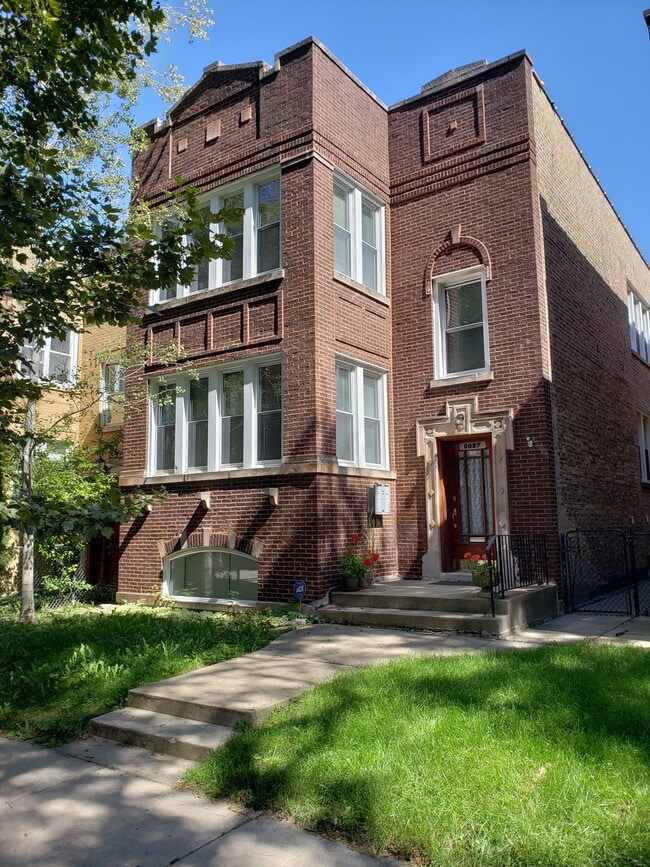 property at 5027 N Ridgeway Ave