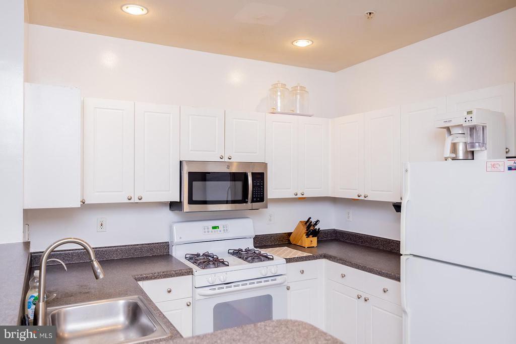 11373 Aristotle Dr in Fairfax, VA - Building Photo