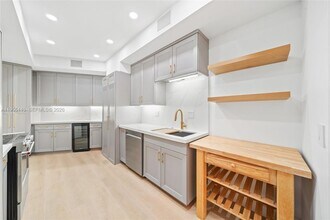 1111 Crandon Blvd, Unit B103 in Key Biscayne, FL - Foto de edificio - Building Photo