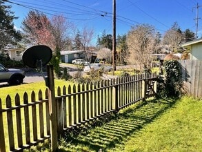 2130 Lewis St-Unit -2140 in North Bend, OR - Building Photo - Building Photo