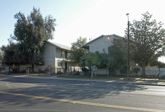 Almond Wood Apartments in Madera, CA - Foto de edificio - Building Photo