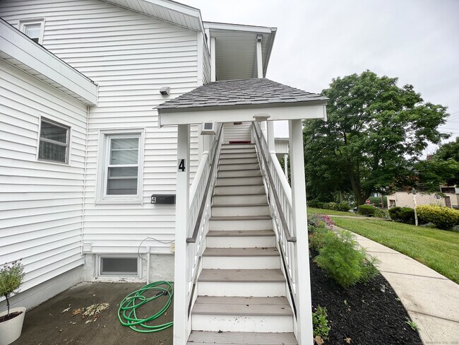 156 W Main St in Milford, CT - Building Photo - Building Photo