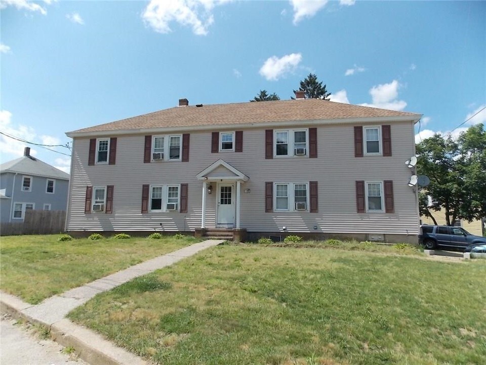 72 Harbour Ave in West Warwick, RI - Building Photo