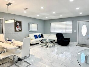 460 NE 169th St in North Miami Beach, FL - Building Photo - Building Photo