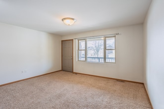 819 Hawkeye Dr in Dubuque, IA - Building Photo - Building Photo