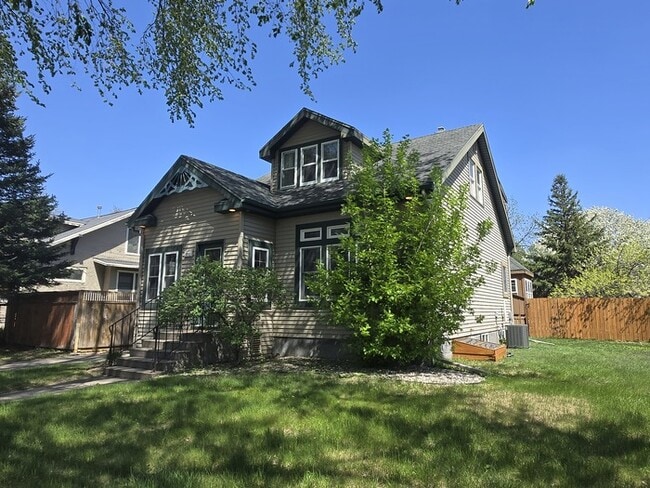 1011 Cottonwood St in Grand Forks, ND - Building Photo - Building Photo