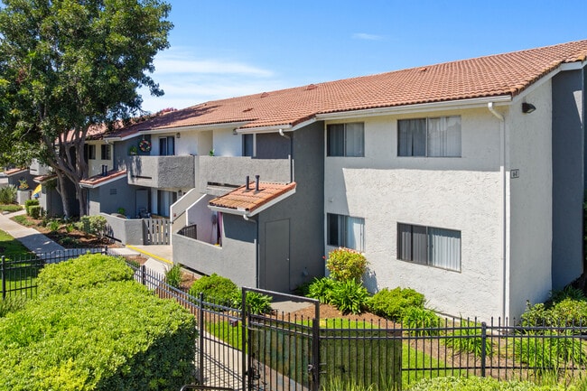 Las Ventanas Apartments in Vista, CA - Foto de edificio - Building Photo