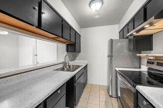 206 Plaza Verde Dr, Unit 35 in Houston, TX - Building Photo - Building Photo