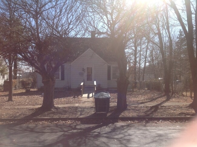 property at 903 W 12th St