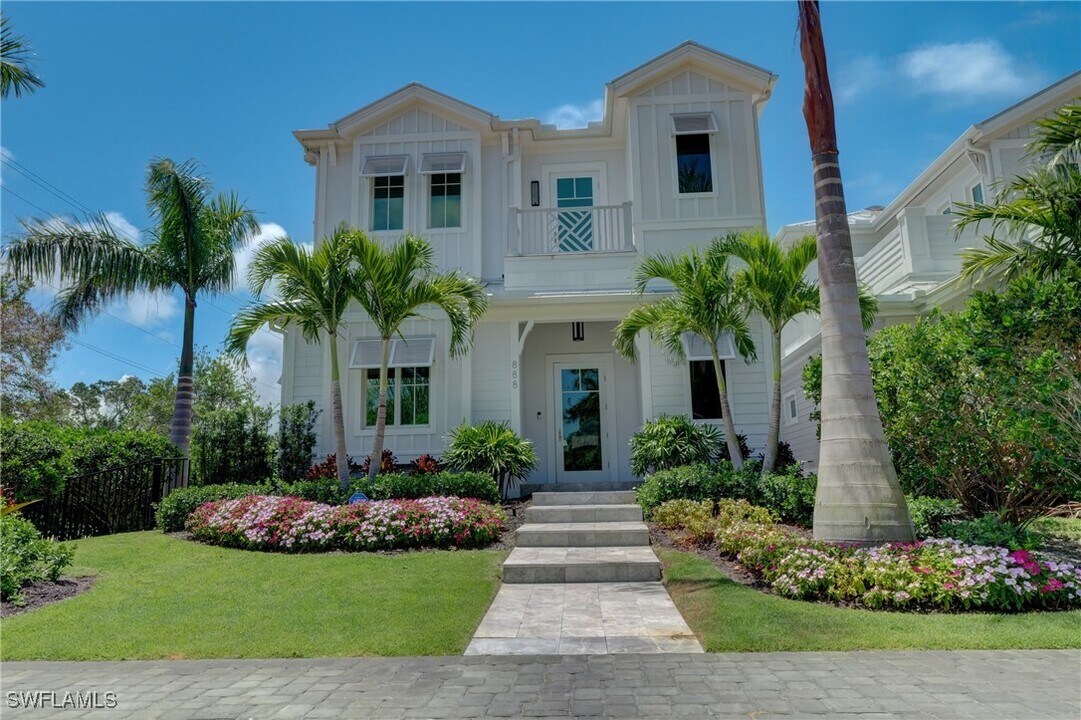 888 10th Ave S in Naples, FL - Building Photo