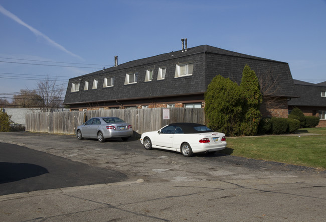5586-5630 Ironwood Ct in Columbus, OH - Building Photo - Building Photo
