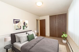 Richland Court Apartments in Richfield, MN - Foto de edificio - Building Photo