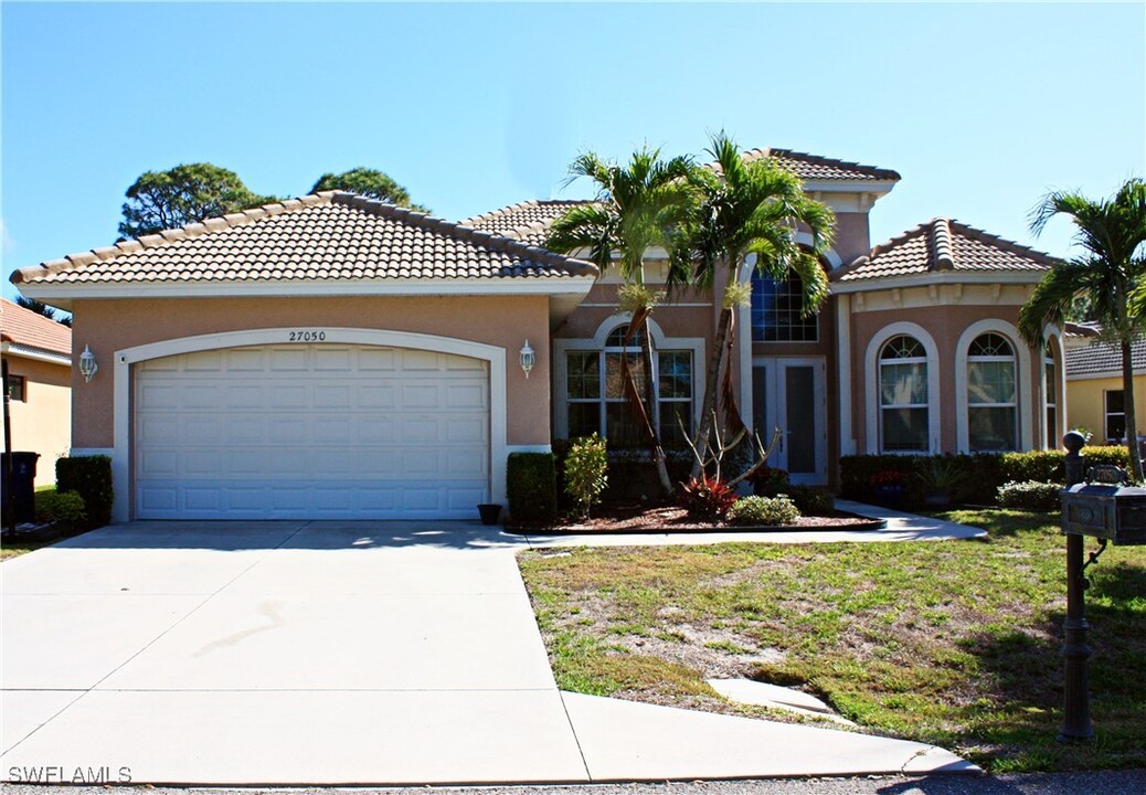 27050 Edenrock Court in Bonita Springs, FL - Foto de edificio