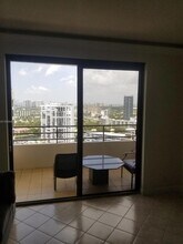 2500 Parkview Dr, Unit 2517 in Hallandale Beach, FL - Building Photo - Building Photo