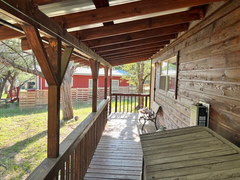 1202 Overlook Cir in Spicewood, TX - Building Photo
