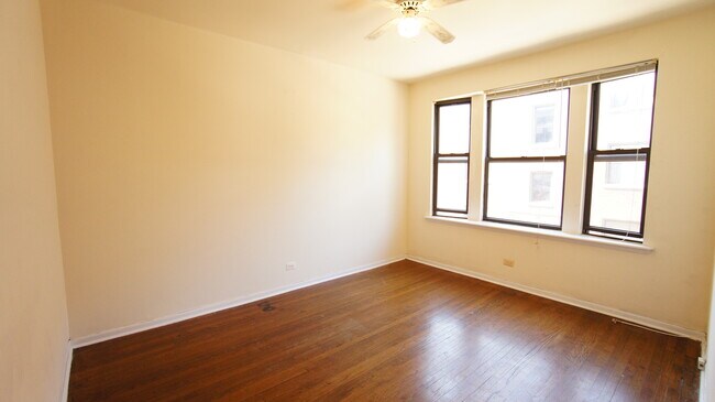3147 W Medill Ave, Unit 2 in Chicago, IL - Foto de edificio - Building Photo